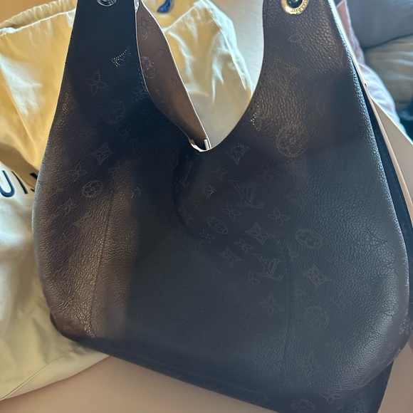 Louis Vuitton Carmel Bag. Like new with box and dust bag. Great large bag! - Picture 2 of 6